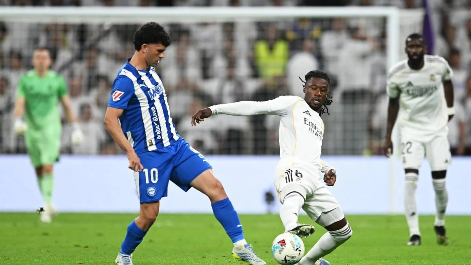 El Real Madrid, que en el tramo inicial del duelo fue pitado por su propia afición en el Santiago Bernabéu, reaccionó a tiempo y se impuso al Deportivo Alavés (2-0) · Fuente: Mundo Deportivo