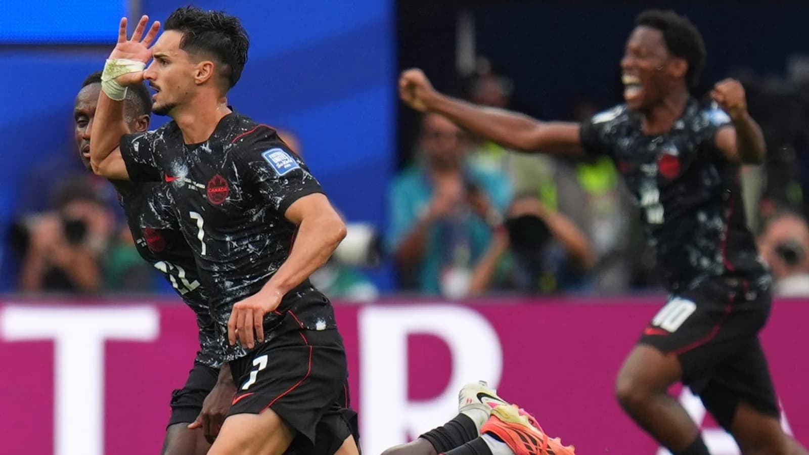 La tensión era palpable entre dos equipos que disputaban por primera vez un partido de eliminación directa de un Mundial. Incapaces de abrir el marcador, la prórroga se asomaba por el horizonte. · Fu
