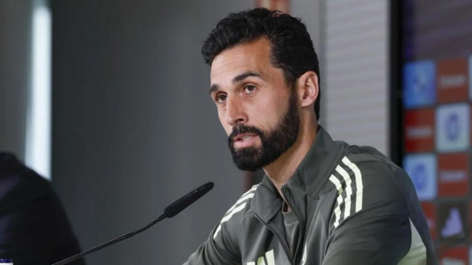Álvaro Arbeloa compareció ante los medios de comunicación en la sala de prensa de Valdebebas. El entrenador habló del partido que juega mañana, martes, en el · Fuente: Mundo Deportivo