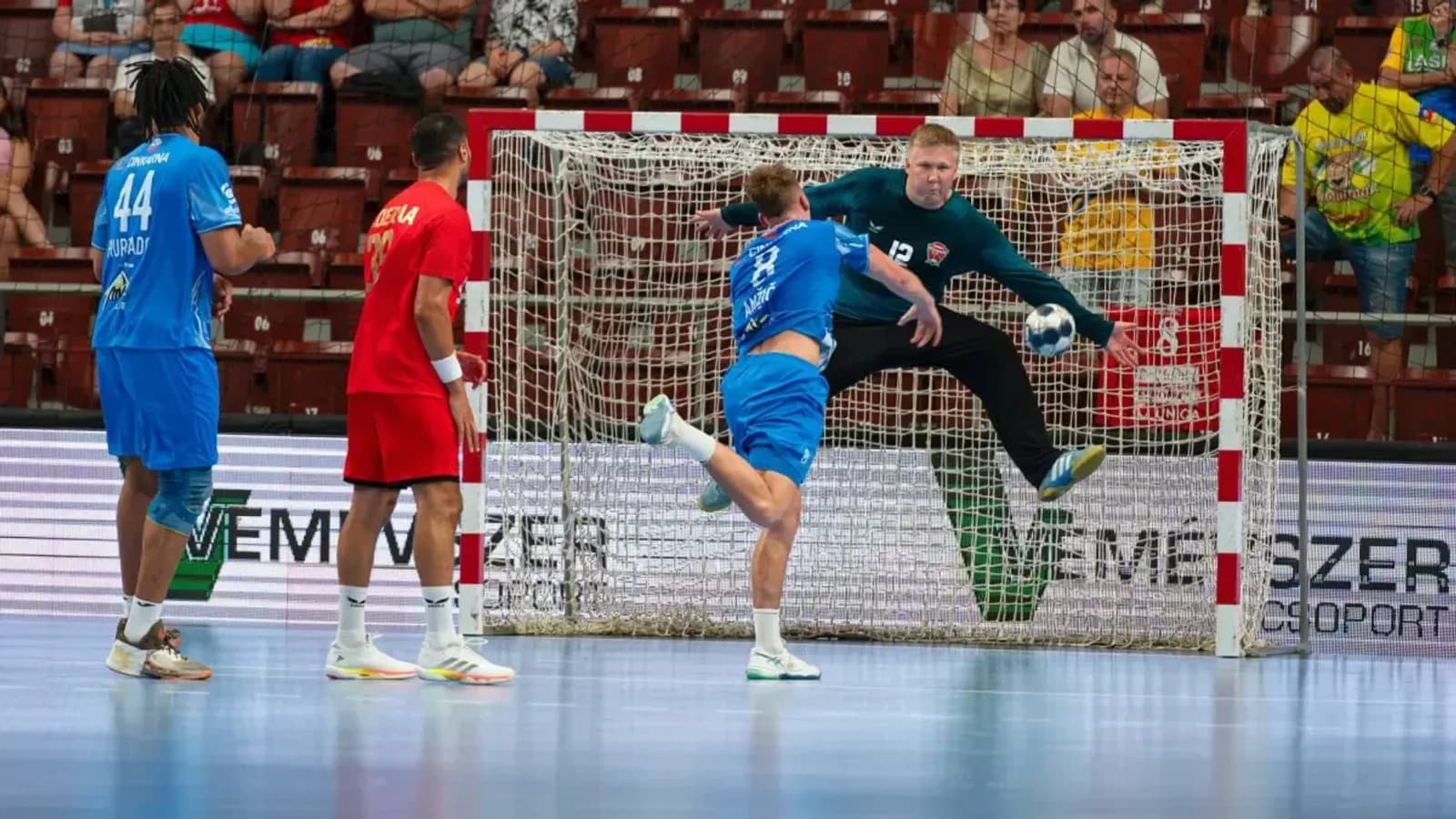 La afición del One Veszprem ya ha empezado a disfrutar del espectáculo que representa ver a Emil Nielsen bajo una portería de balonmano. Tras cuatro fantásticas · Fuente: Mundo Deportivo