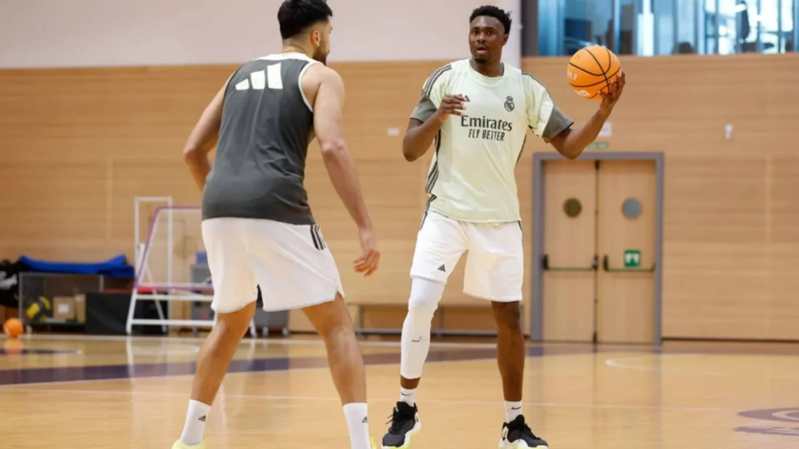 El nuevo fichaje tiene opciones de estrenarse con los blancos, que suman cinco derrotas seguidas en ACB antes de arrancar los playoffs este martes ante La Laguna Tenerife · Fuente: Marca portada